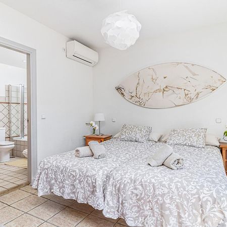 Spacious Beachfront Town House In Estepona With Fully Equipped Kitchen, Pools, Garden, Sea View 외부 사진