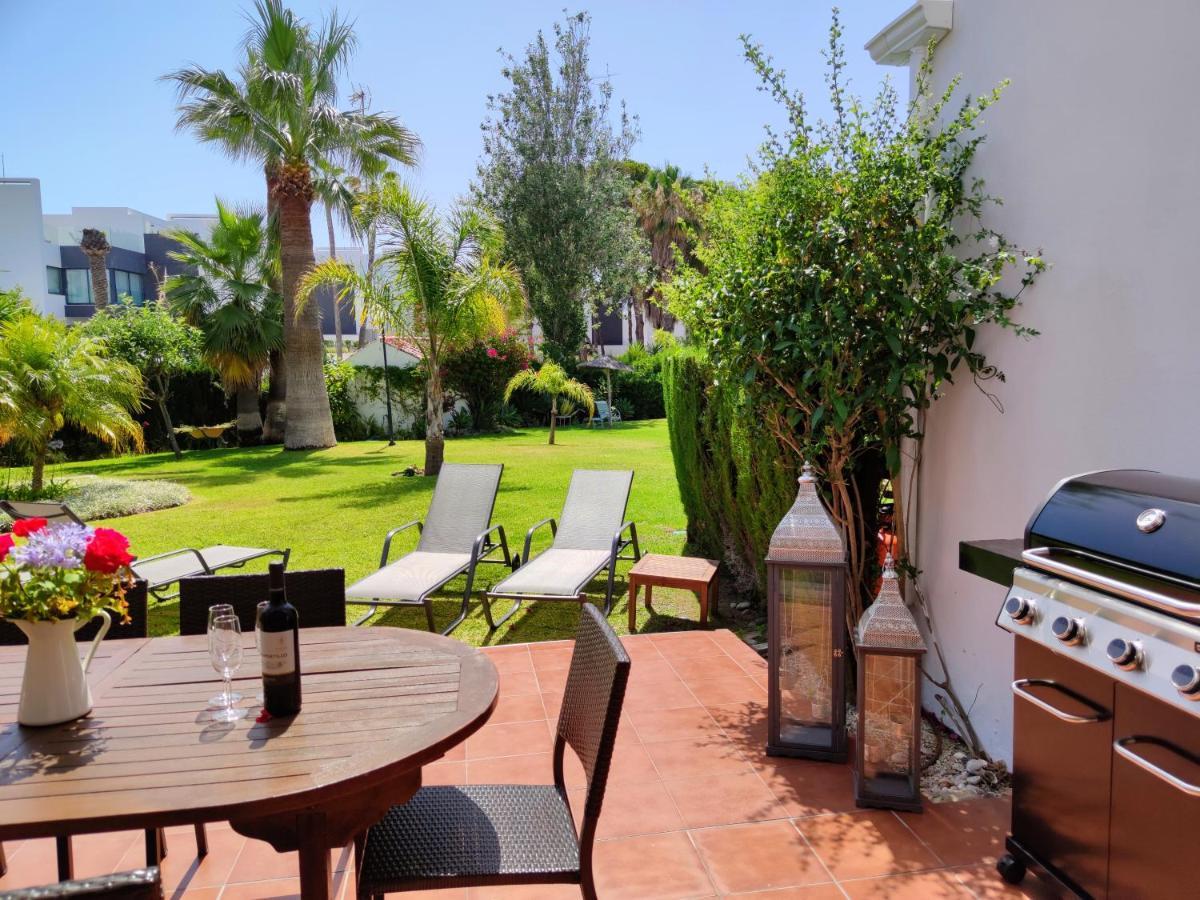 Spacious Beachfront Town House In Estepona With Fully Equipped Kitchen, Pools, Garden, Sea View 외부 사진