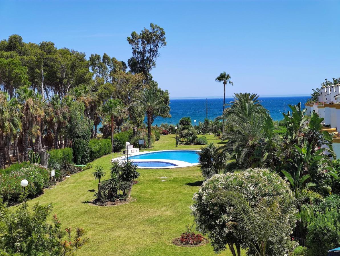 Spacious Beachfront Town House In Estepona With Fully Equipped Kitchen, Pools, Garden, Sea View 외부 사진