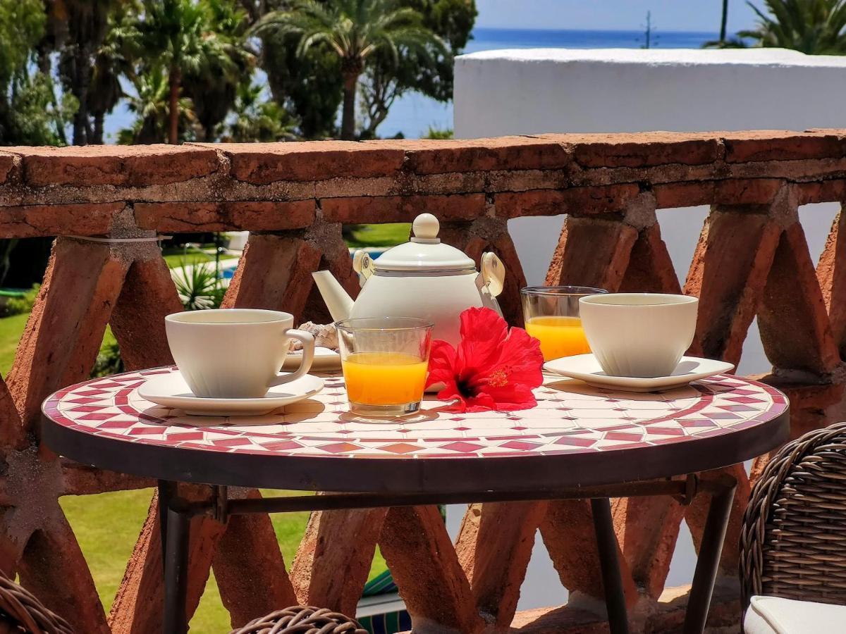 Spacious Beachfront Town House In Estepona With Fully Equipped Kitchen, Pools, Garden, Sea View 외부 사진