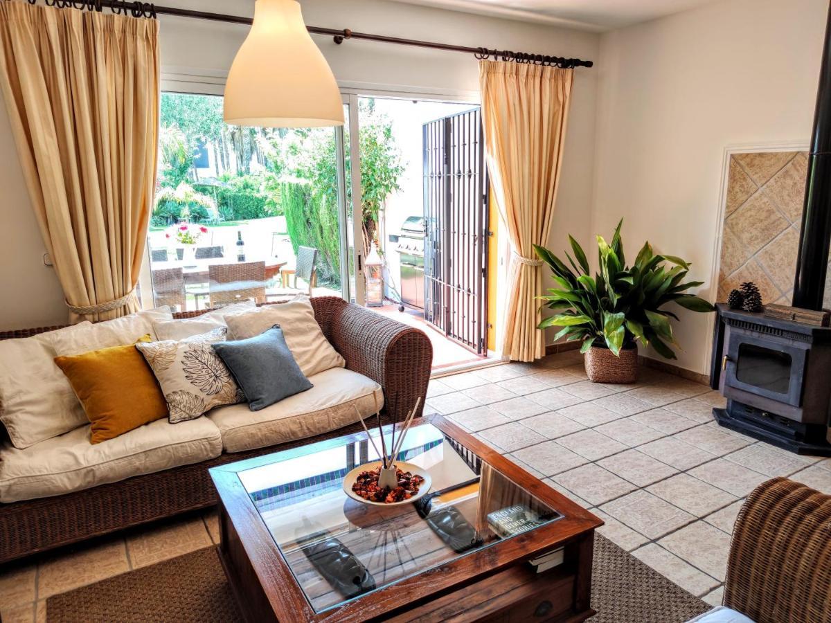 Spacious Beachfront Town House In Estepona With Fully Equipped Kitchen, Pools, Garden, Sea View 외부 사진