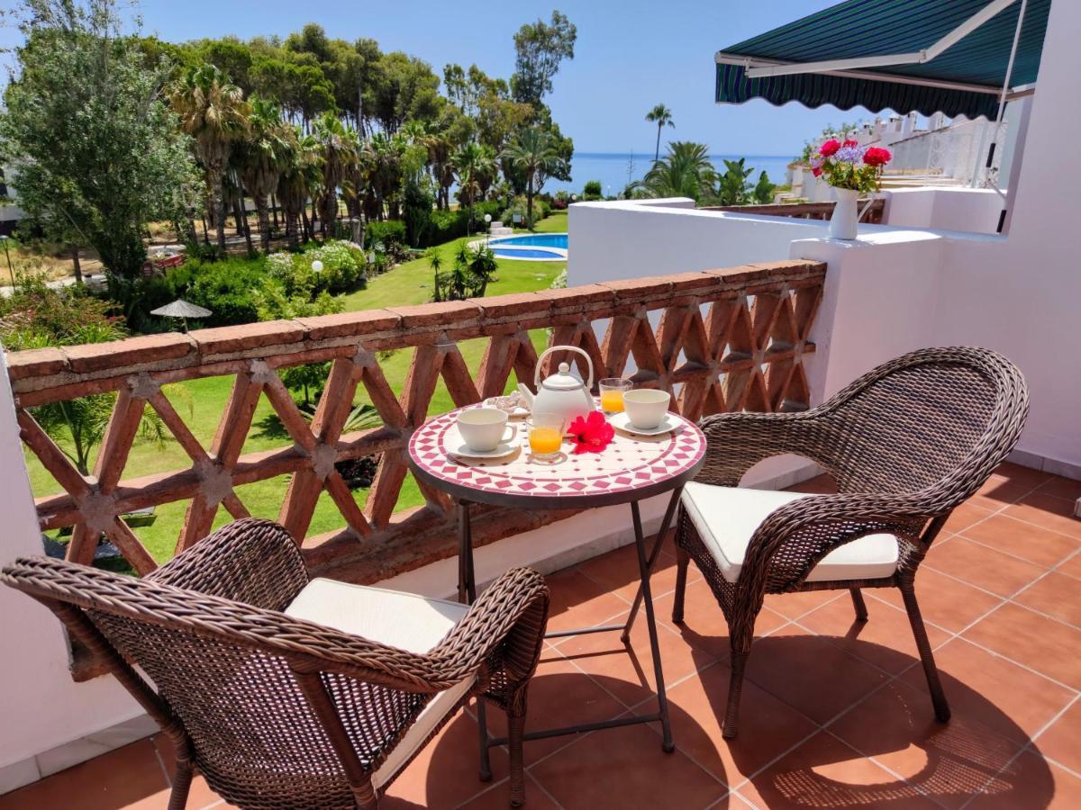 Spacious Beachfront Town House In Estepona With Fully Equipped Kitchen, Pools, Garden, Sea View 외부 사진