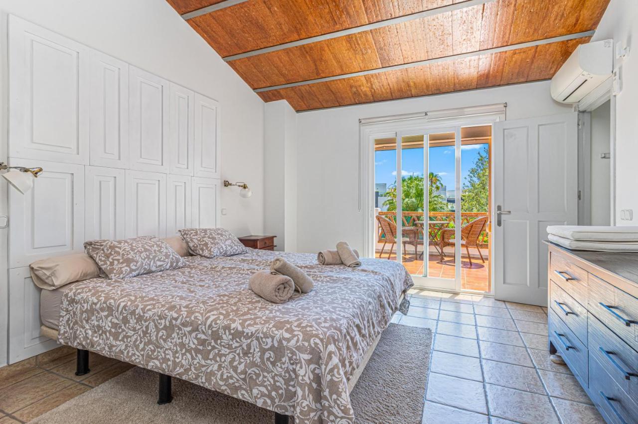 Spacious Beachfront Town House In Estepona With Fully Equipped Kitchen, Pools, Garden, Sea View 외부 사진