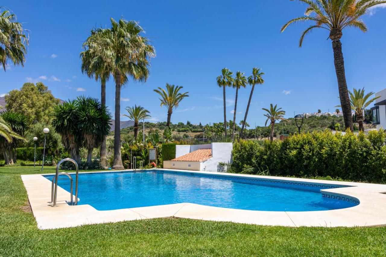 Spacious Beachfront Town House In Estepona With Fully Equipped Kitchen, Pools, Garden, Sea View 외부 사진
