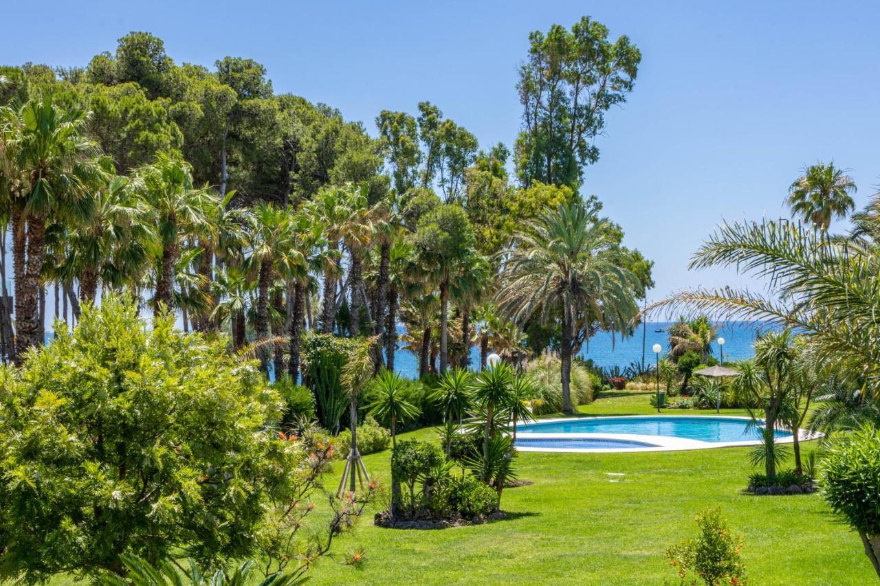 Spacious Beachfront Town House In Estepona With Fully Equipped Kitchen, Pools, Garden, Sea View 외부 사진