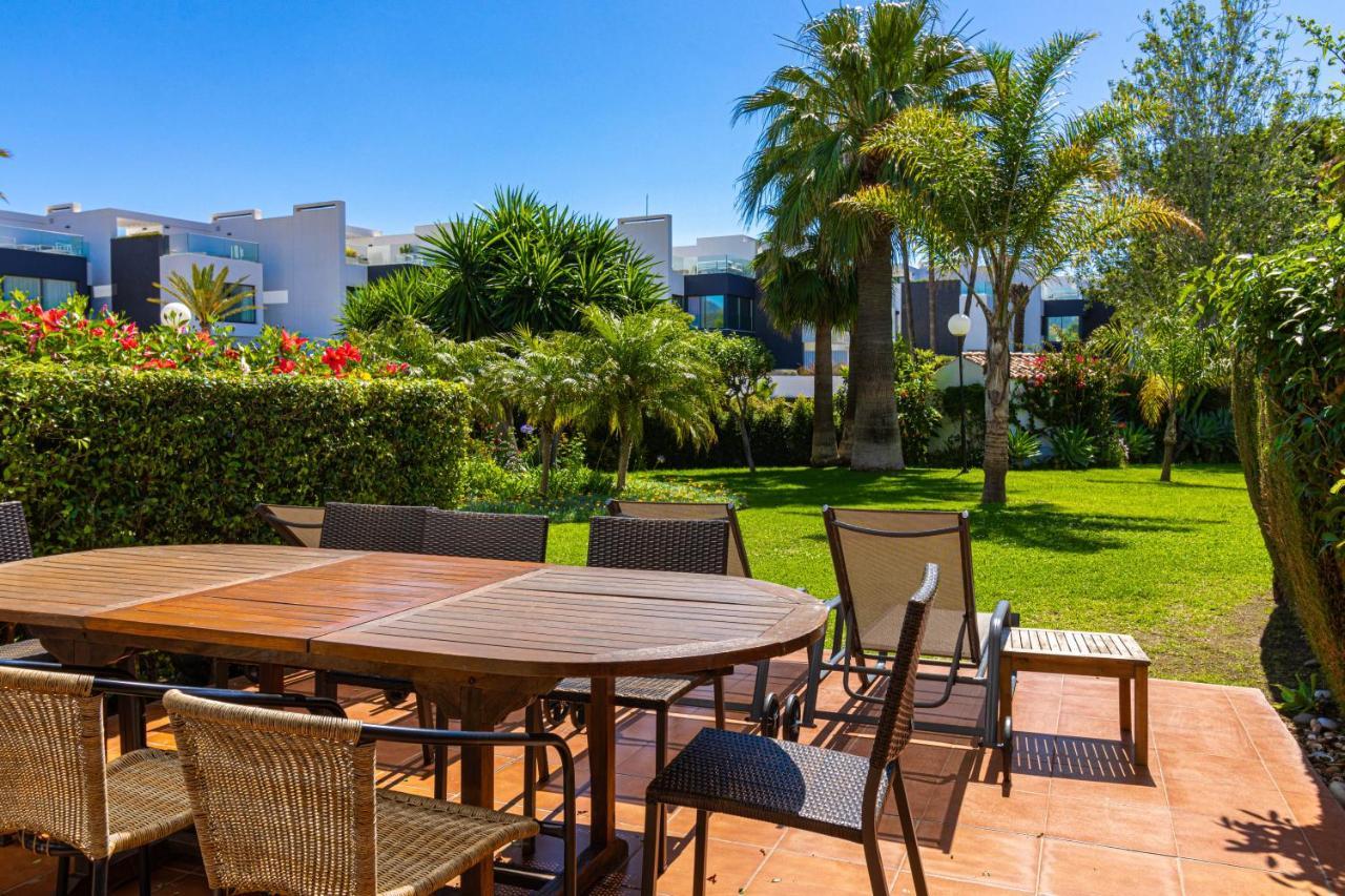 Spacious Beachfront Town House In Estepona With Fully Equipped Kitchen, Pools, Garden, Sea View 외부 사진