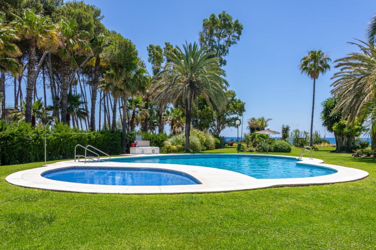 Spacious Beachfront Town House In Estepona With Fully Equipped Kitchen, Pools, Garden, Sea View 외부 사진